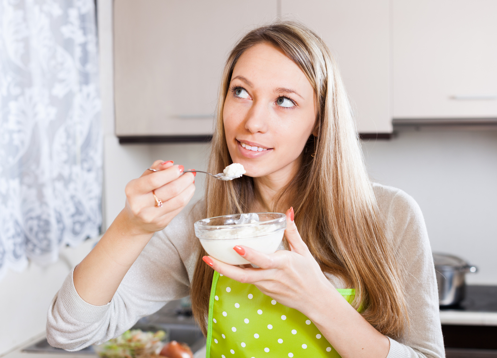 Что будет по домашнему. Девушка ест творог. Человек йогурт. Девушка с йогуртом. Человек ест творог.